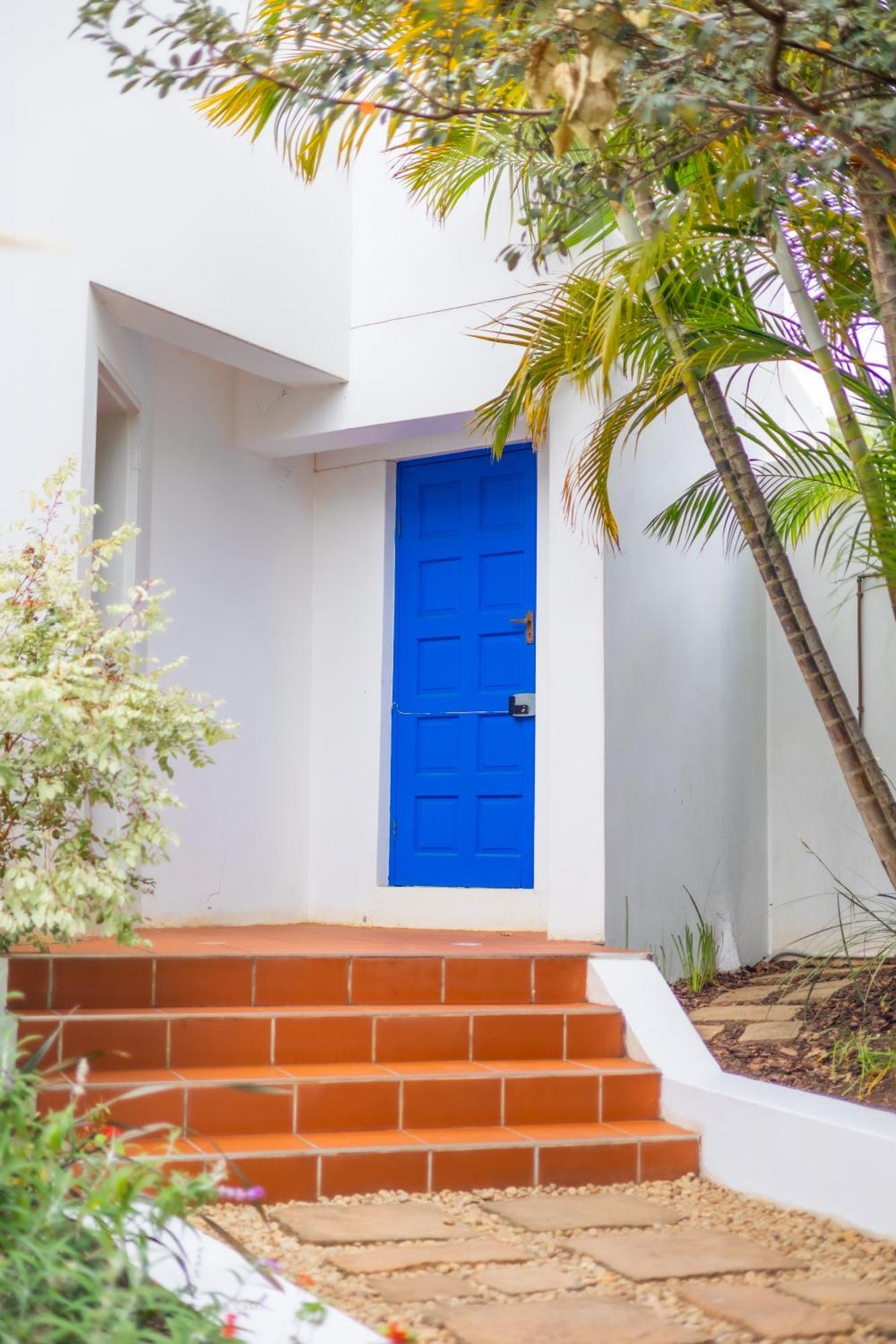 The Blue Door B&B Ист-Лондон Экстерьер фото